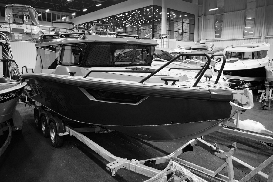 Лодка VOYAGER 850 Cabin с мотором MERCURY V10 400R