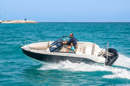 QUICKSILVER ACTIV 555 BOWRIDER